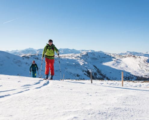 Skitourengeher beim Anstieg zur Gaipahöhe auf der Nockberge-Trail Skidurchquerung