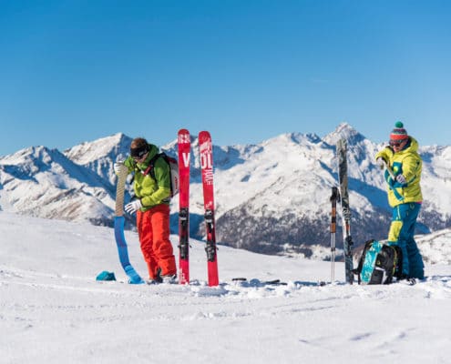 Skitourengeher beim Auffellen auf der Nockberge-Trail Skidurchquerung