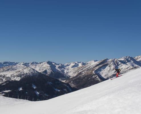 Skitourengeher bei der Abfahrt beim Teuerlnock auf der Nockberge-Trail Skidurchquerung