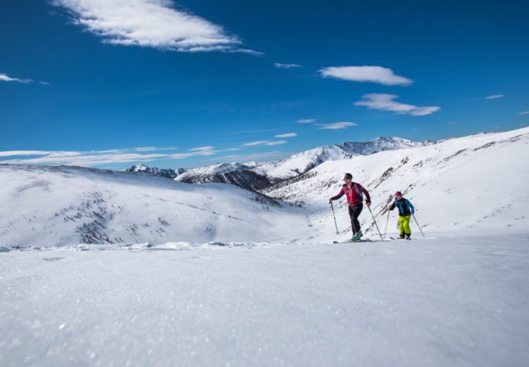 Skitourengeher bei der Nockberge-Trail Skidurchquerung mit Blick auf die Nockberge