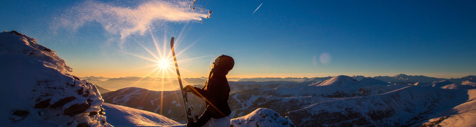 Skitourengeherin in der Abendsonne am Falkertspitz